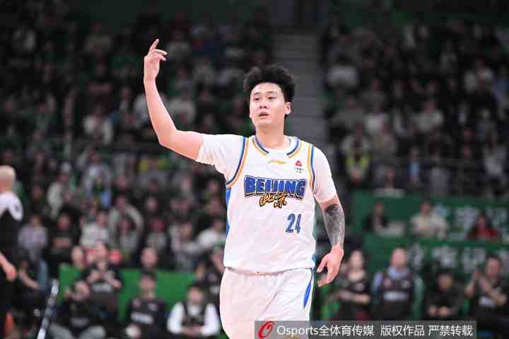 状态可以！赵睿半场2记三分球拿下6分4助攻1抢断